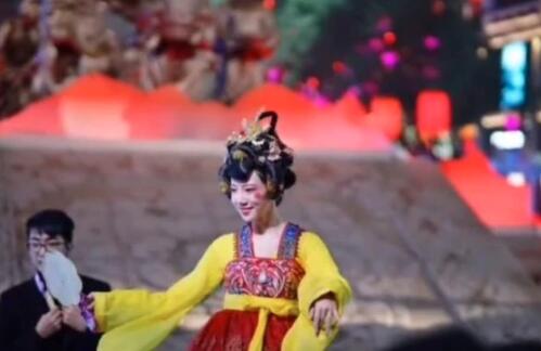 【吃瓜围观】大唐不夜城不倒翁小姐姐结婚了