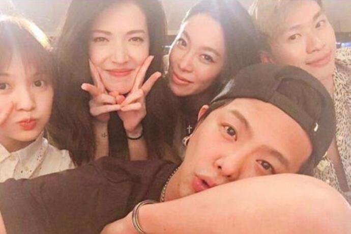 许玮甯同学聚会为黄鸿升留位置|悼念！许玮甯同学聚会为黄鸿升留位置 小鬼黄鸿升骤逝年仅36岁