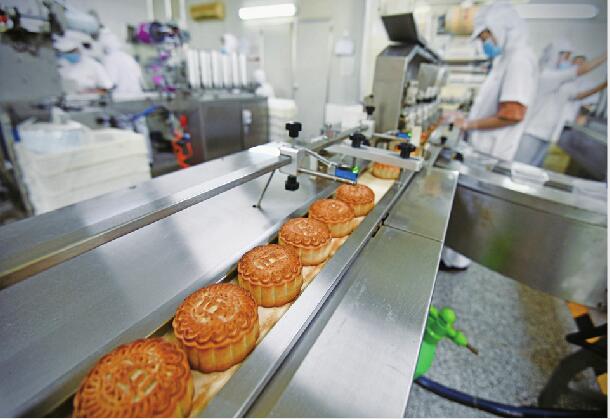 18日,在济南益康食品厂,工作人员在制作月饼.新时报记者王汗冰 摄