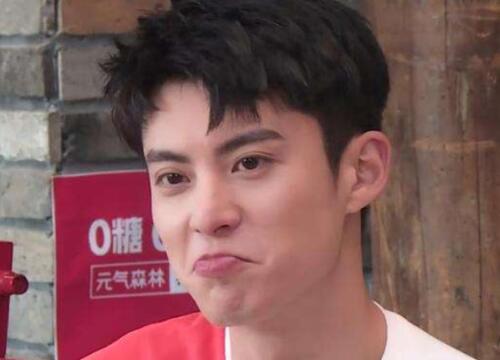 王耀庆吃了大葱朝王鹤棣哈气|《元气满满的哥哥》王耀庆吃了大葱朝王鹤棣哈气 原来你是这样的霸总