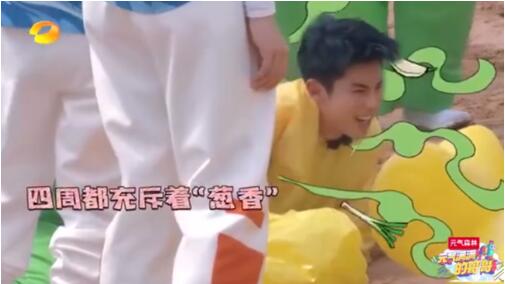 王耀庆吃了大葱朝王鹤棣哈气|《元气满满的哥哥》王耀庆吃了大葱朝王鹤棣哈气 原来你是这样的霸总