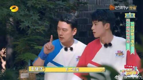 王耀庆吃了大葱朝王鹤棣哈气|《元气满满的哥哥》王耀庆吃了大葱朝王鹤棣哈气 原来你是这样的霸总