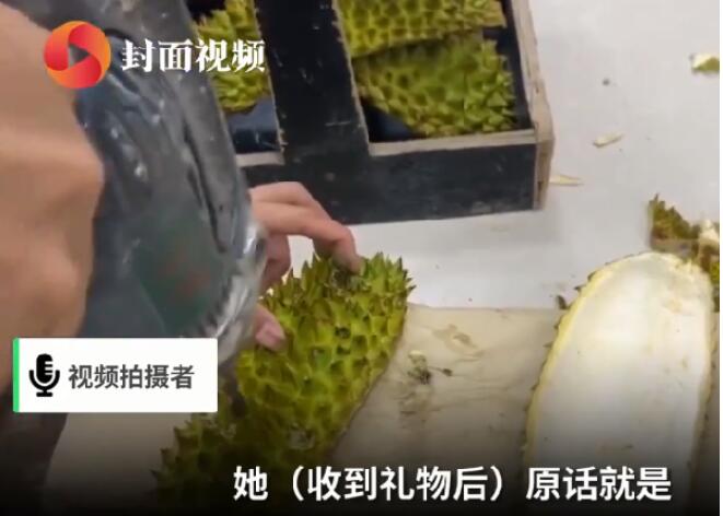 【直男礼物】小伙做榴莲壳拖鞋送女友刺朝里 不扎脚吗