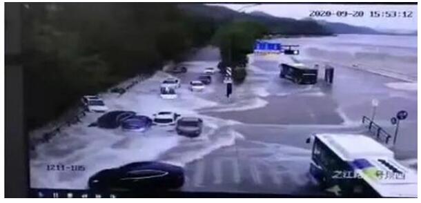太可怕了！钱塘江潮水冲上路面冲跑车辆 具体是怎么一回事?