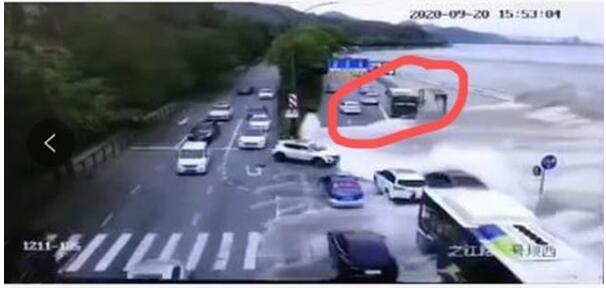 太可怕了！钱塘江潮水冲上路面冲跑车辆 具体是怎么一回事?