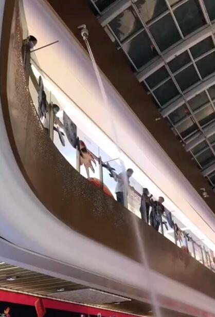 商场表演冷烟花被消防水炮浇灭,这消防系统可真给力!