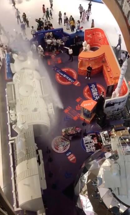 商场表演冷烟花被消防水炮浇灭,这消防系统可真给力!