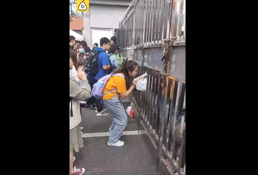【围观】高校外卖堆积外卖员称月入两三万：干外卖比白领挣钱
