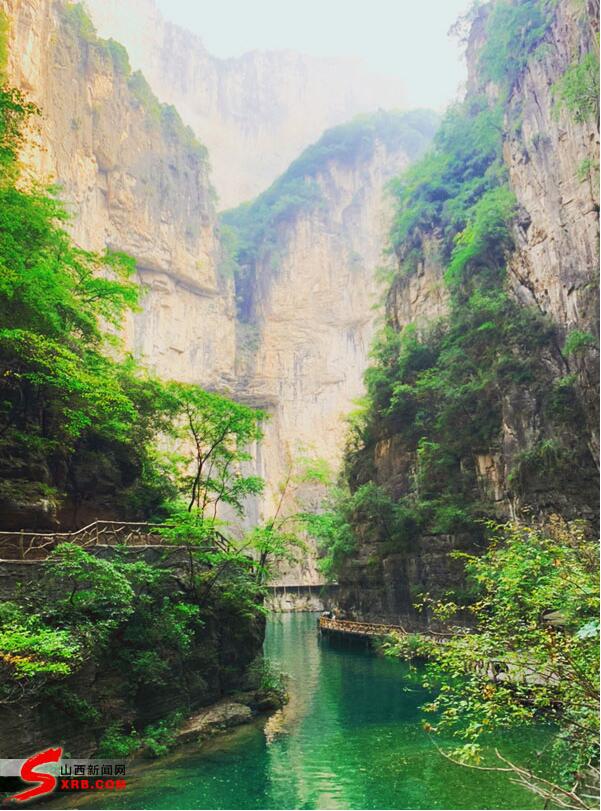 八泉峡是一处绝佳的旅游观光胜地,在缆车上,极目四望,视野