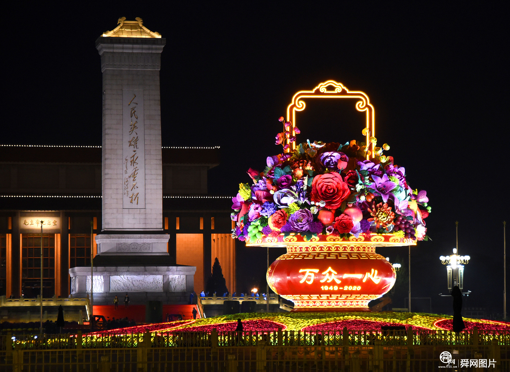 北京：天安门广场“祝福祖国”花篮亮灯 夜色璀璨惹人醉