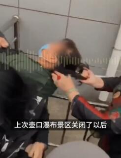 【围观】景区回应游客互扯头发抢坐车说了什么？