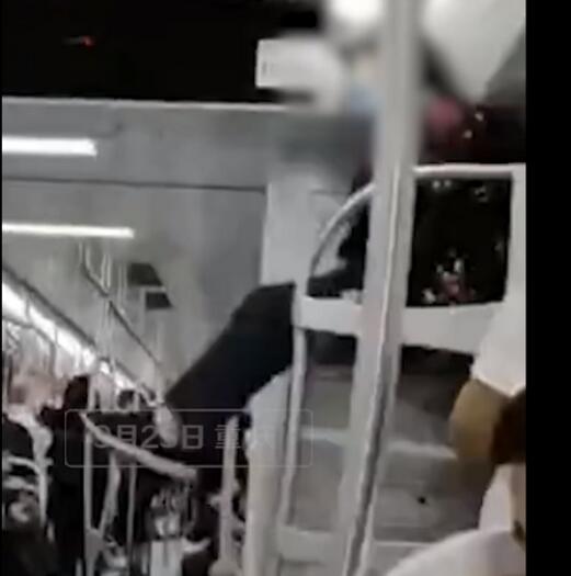 老太爬上地铁车厢行李架上蹭坐 怎么爬上去的？