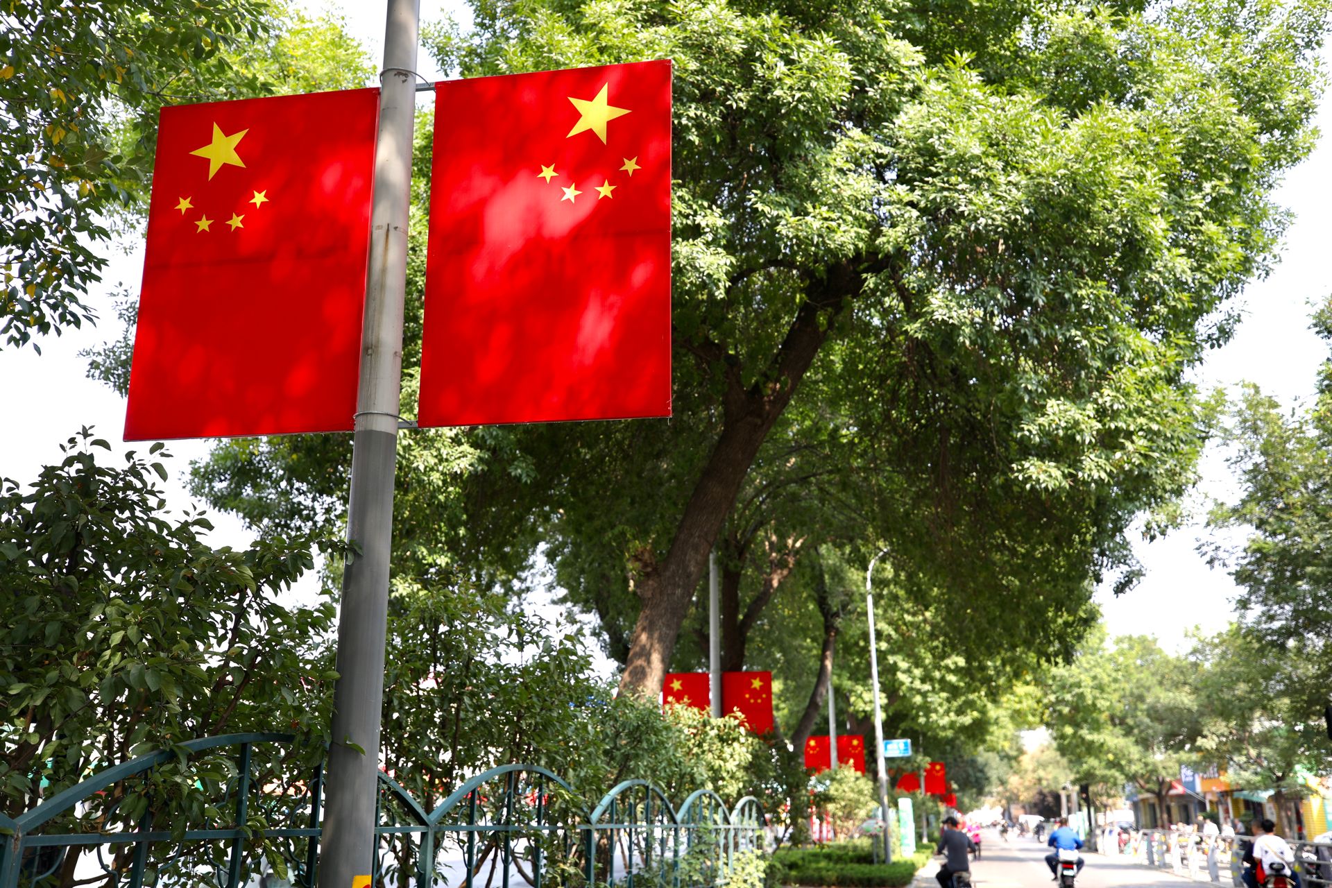 济南：挂国旗迎国庆 营造最美“中国红”