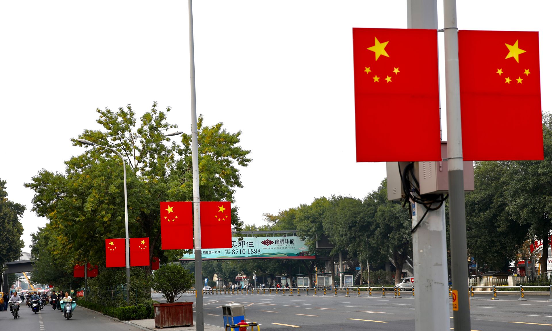 济南：挂国旗迎国庆 营造最美“中国红”