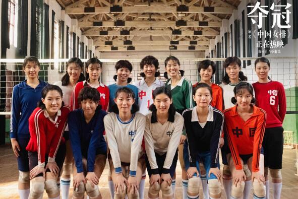 中国女排！郎平换上80年代训练服 与女排姑娘同框互动
