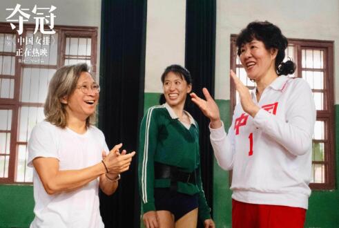 中国女排！郎平换上80年代训练服 与女排姑娘同框互动