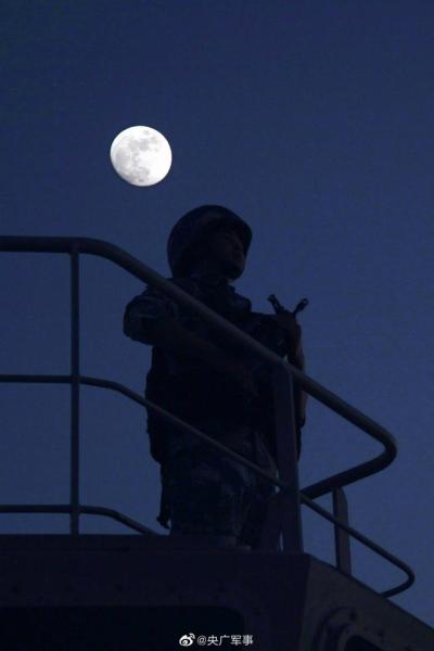 美！亚丁湾护航官兵镜头下的月亮