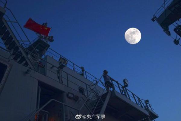 美！亚丁湾护航官兵镜头下的月亮