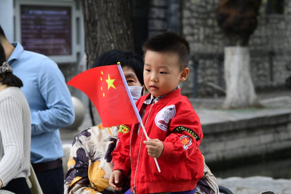 济南：国旗飘飘迎双节