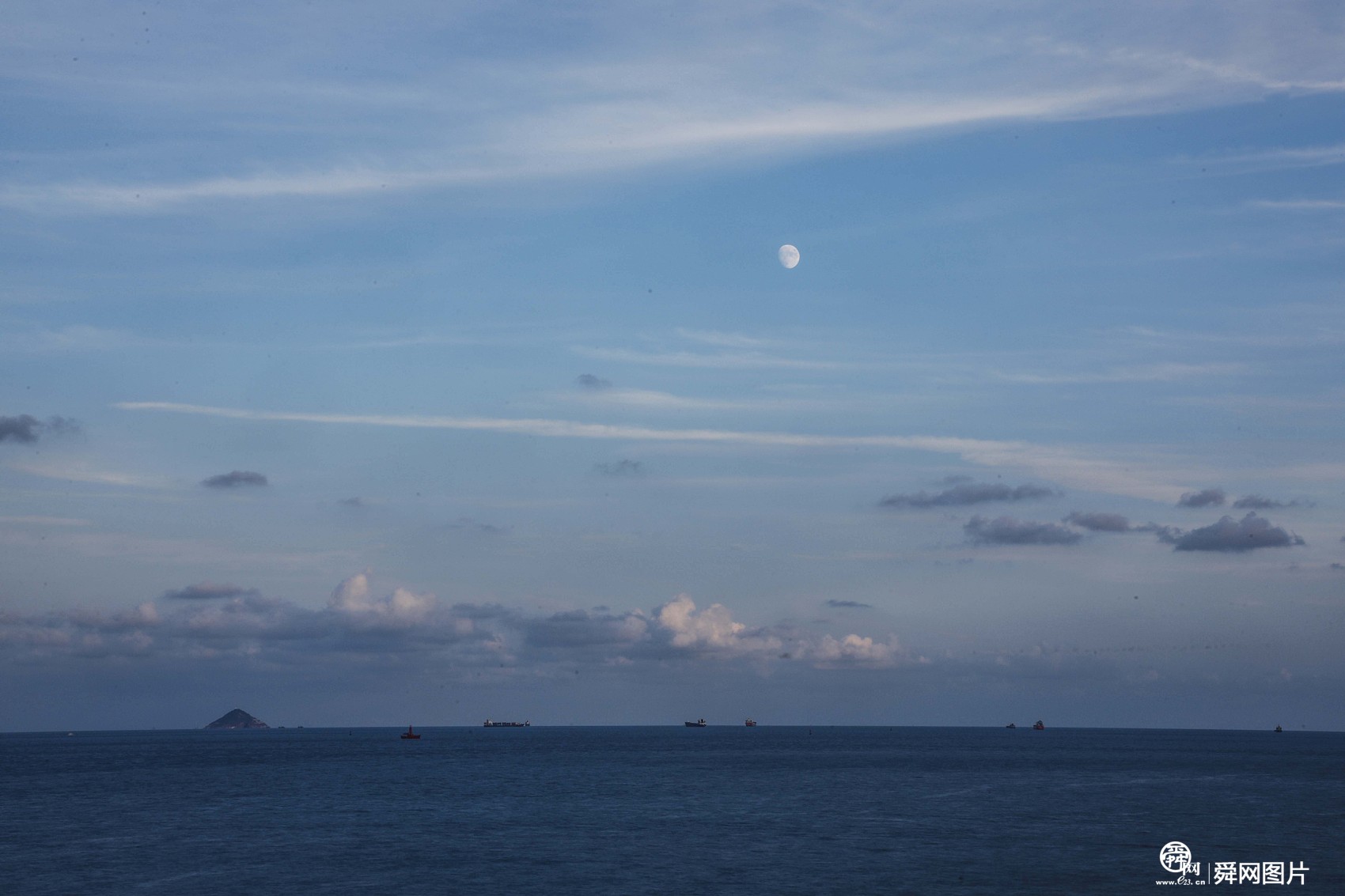 青岛：城海相偎风光美 船只往来活力足