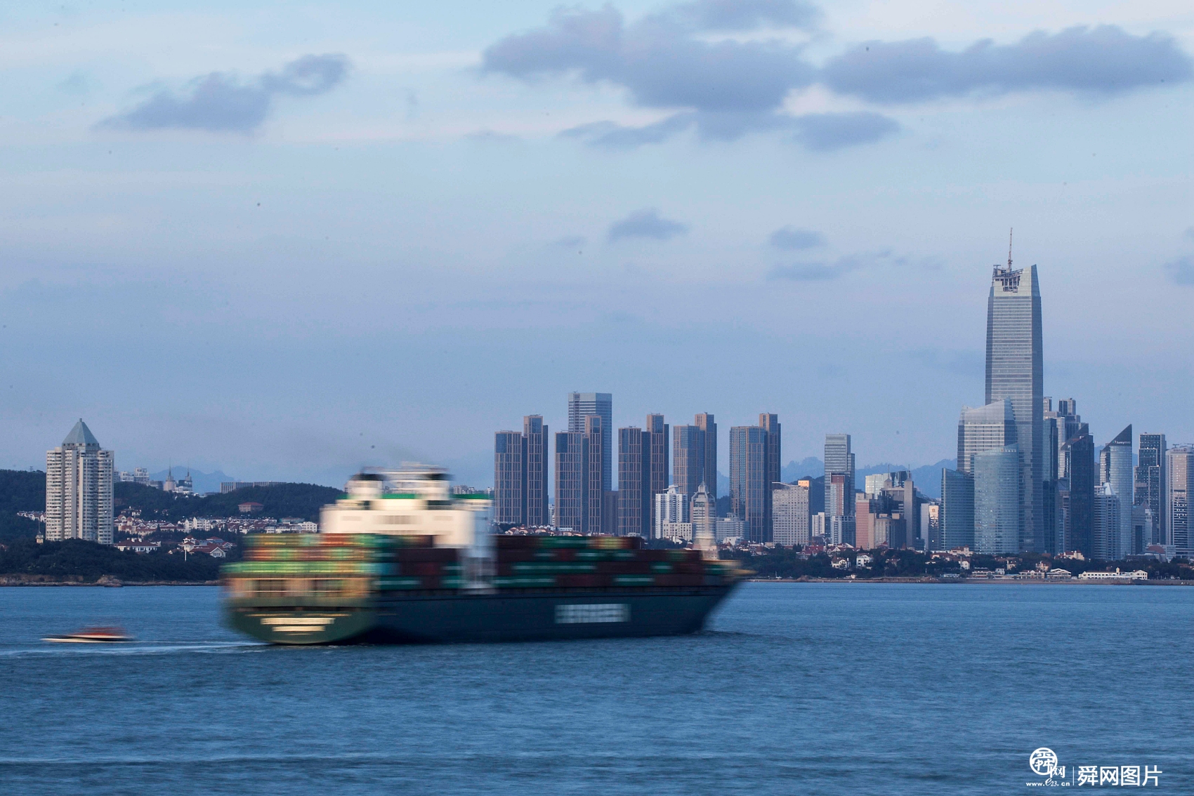 青岛：城海相偎风光美 船只往来活力足