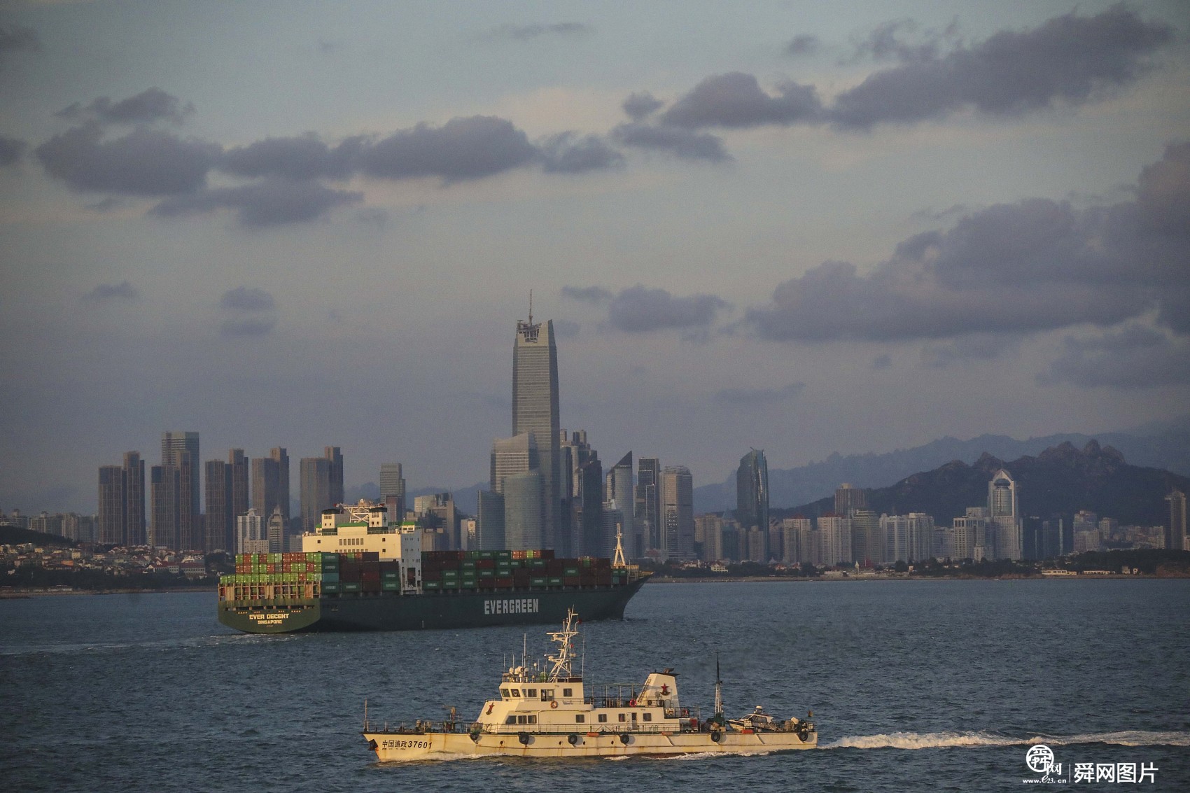 青岛：城海相偎风光美 船只往来活力足