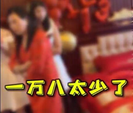 婚闹！接亲被丈母娘嫌给一万八太少 拦婚车讨“喜”没华子是走不了的……