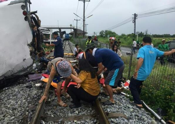 泰国一汽车遭火车撞翻致20死 伤亡人数还会继续增加