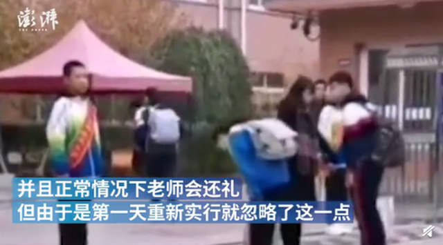 有这必要？辽宁一中学要求学生入校先鞠躬 网友：喊声老师好不好吗？