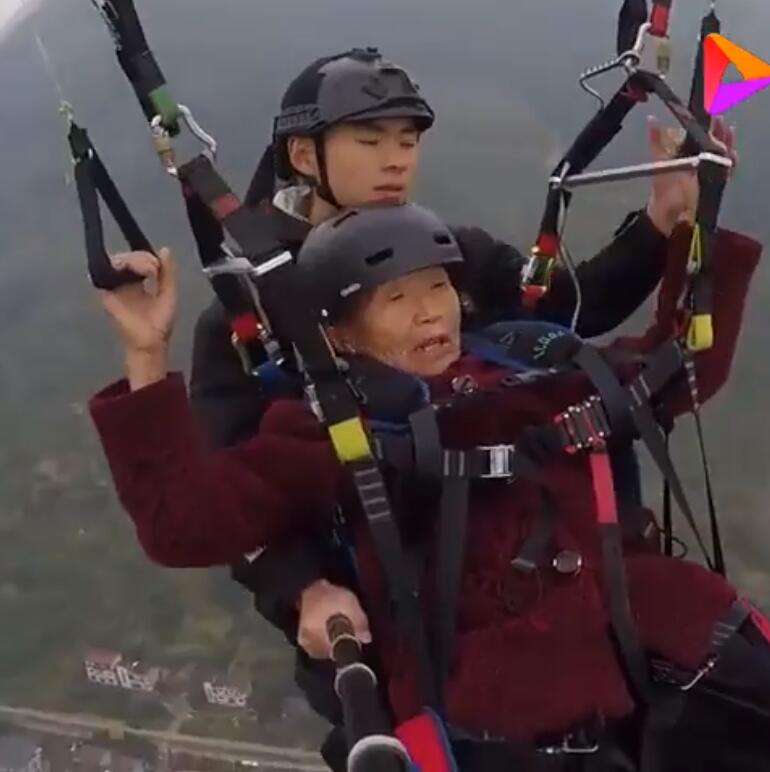 可可爱爱！78岁老人第一次玩滑翔伞淡定自拍