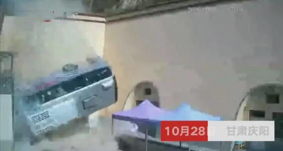 甘肃载30人大巴坠入农家院,现场到底发生了什么?