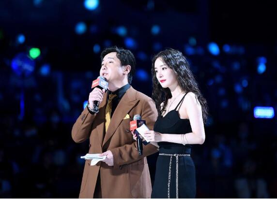 沈腾回应没扶杨幂|【最新】杨幂扶沈腾扶了个寂寞 沈腾回应没扶杨幂:一上台就忘的死死的