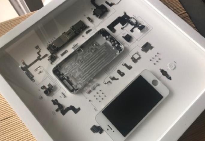 啥情况?iPhone4被制成标本售卖,你愿意为情怀花钱吗?
