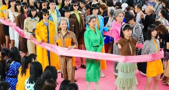 怒赞!90后断臂女孩时装周走秀上热搜