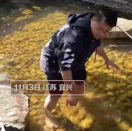 爸爸赤脚下水捞宝宝扔的玻璃渣 言传身教真的棒