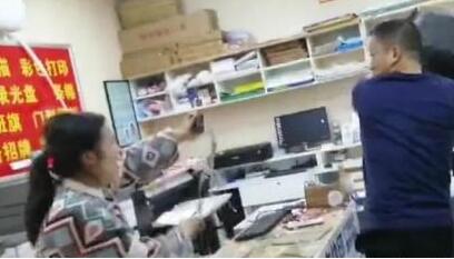 【最新】男子冲进图文店拿电脑猛砸老板娘,老板怒了!