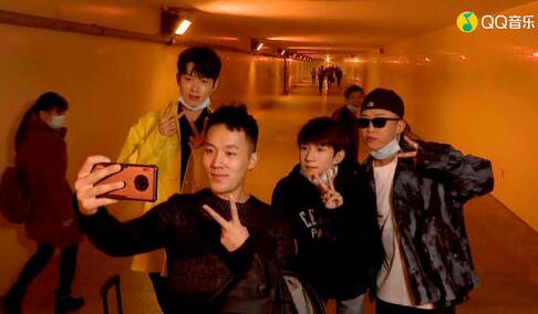 王源重回地下通道唱《旋木》|【回忆杀】王源重回地下通道唱《旋木》，一晃8年过去了