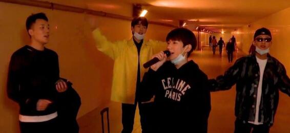 王源重回地下通道唱《旋木》|【回忆杀】王源重回地下通道唱《旋木》，一晃8年过去了