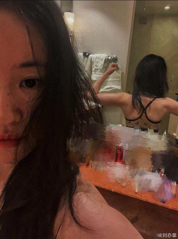 爱了爱了!刘亦菲单手做平板支撑,背阔肌十分明显