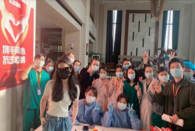 刘亦菲晒与防疫人员合影|仙女本仙!刘亦菲晒与防疫人员合影 只剩一个额头还是那么地仙女