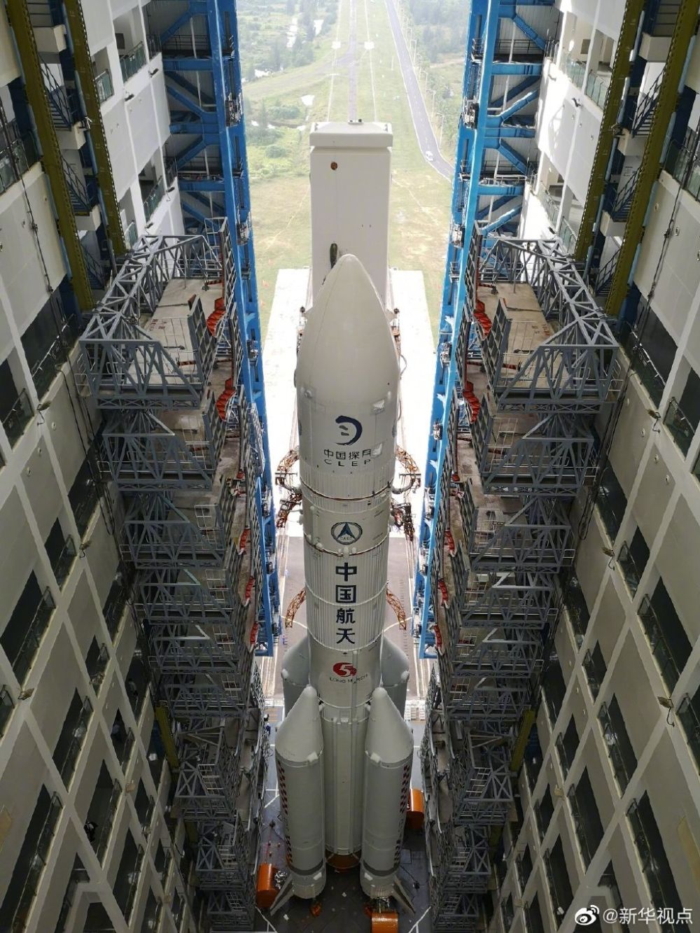 “长五”送“嫦五”，出征!