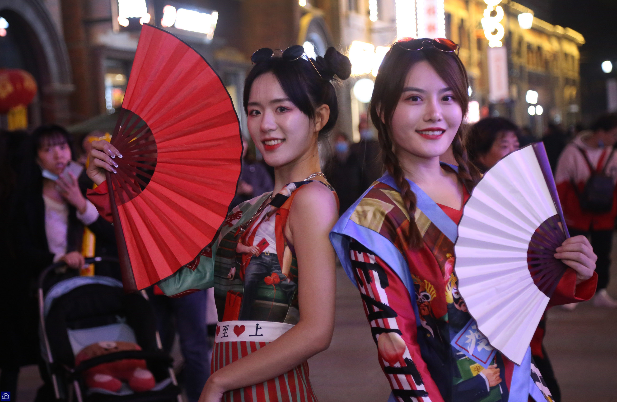 这条街60年前就是网红地,升级改造后更火了,漂亮女孩排队打卡