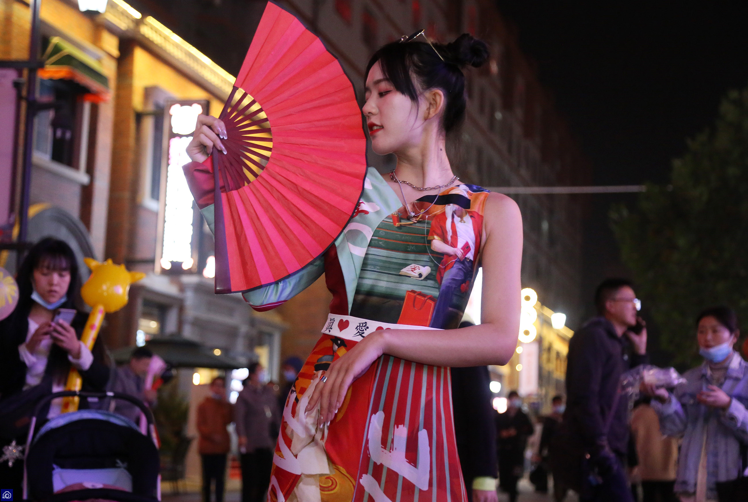 这条街60年前就是网红地,升级改造后更火了,漂亮女孩排队打卡
