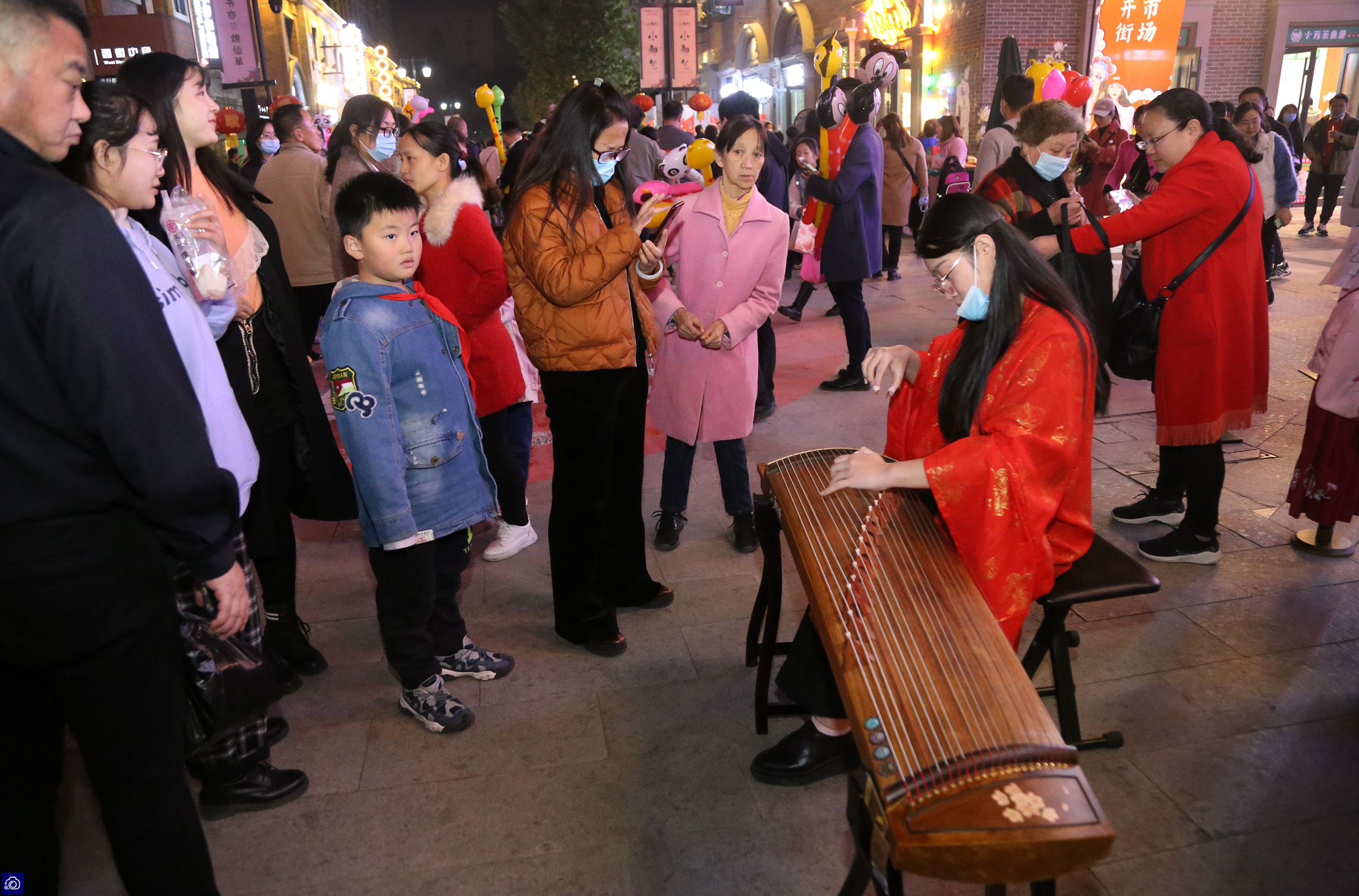 这条街60年前就是网红地,升级改造后更火了,漂亮女孩排队打卡