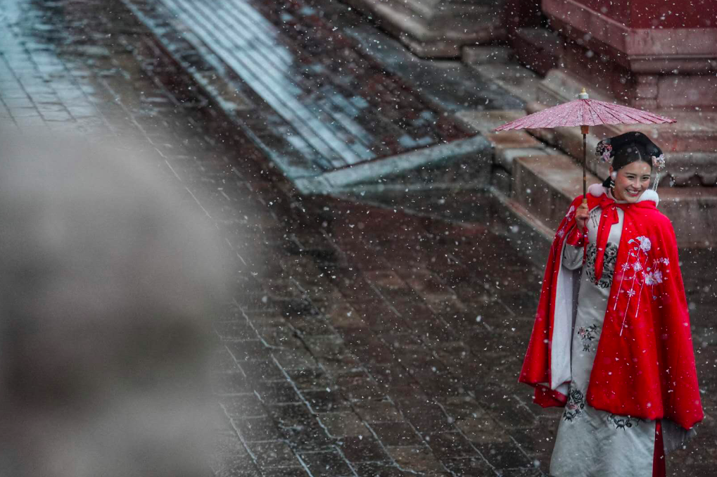 红墙白雪,“穿越”美女,太庙景区成网红打卡地