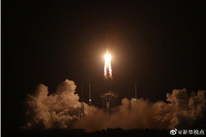 长征五号遥五运载火箭将嫦娥五号探测器发射升空