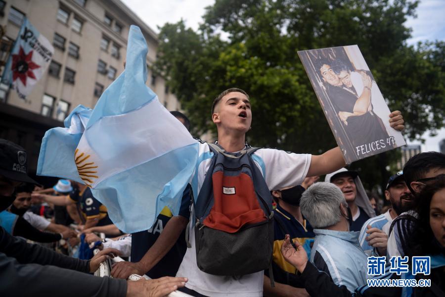 阿根廷总统府举行马拉多纳遗体告别仪式