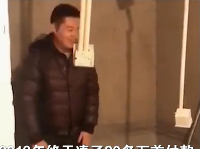 老公毛坯房里演示洗澡逗哭妻子 妻子：他笑了，我却边看边哭