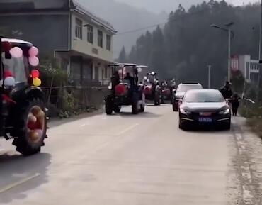 娶个老婆回家种田！返乡大学生新娘用插秧机当婚车