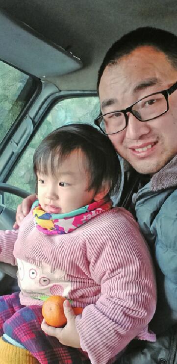 2岁女儿陪爸爸跑货运刷屏 对话